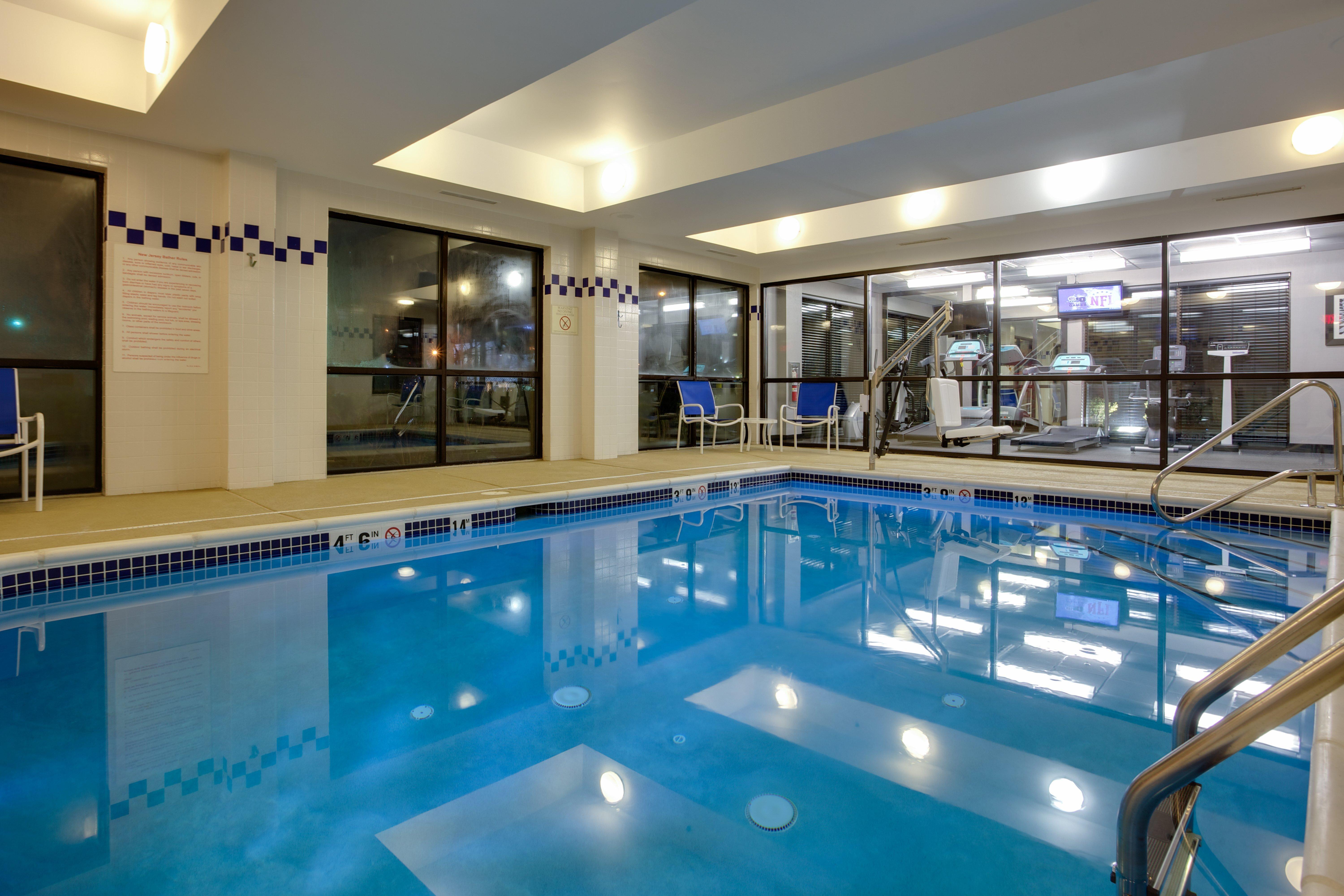 Holiday Inn Express Hotel & Suites Meadowlands Area By Ihg Carlstadt Exterior foto