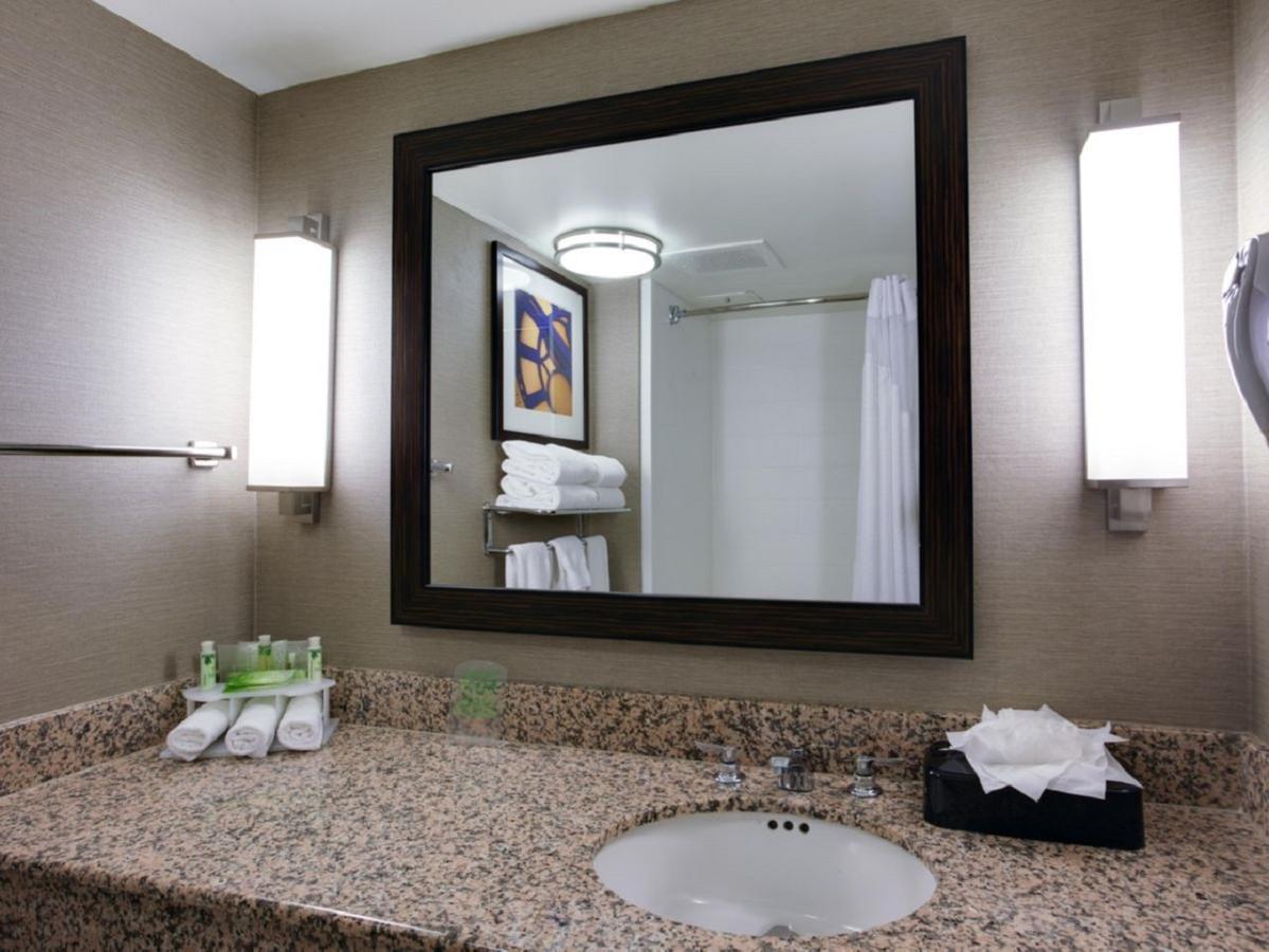 Holiday Inn Express Hotel & Suites Meadowlands Area By Ihg Carlstadt Exterior foto
