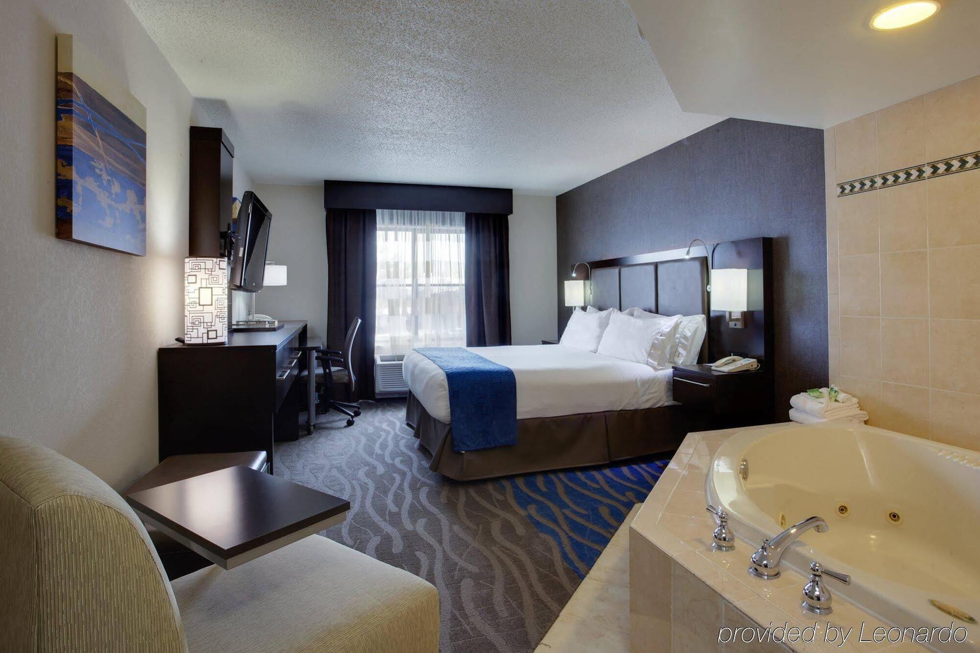 Holiday Inn Express Hotel & Suites Meadowlands Area By Ihg Carlstadt Exterior foto